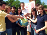 Gewinnergruppe der acht Schülerinnen und Schüler aus Hessen, die beim J8 die deutschen Jugendlichen vertreten
