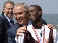 George Bush mit einem J8-Teilnehmer, im Hintergrund Tony Blair