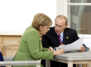 Im Anschluss an die Arbeitssitzung sprechen Bundeskanzlerin Angela Merkel und Russlands Präsident Wladimir Putin auf der Terrasse miteinander.
