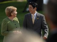 Bundeskanzlerin Merkel begrüßt den japanischen Premierminister Abe