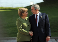 Bundeskanzlerin Merkel begrüßt US-Präsident Bush