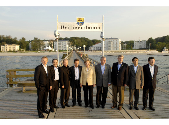 Familienfoto der G8 Staats- und Regierungschefs auf der Seebrücke in Heiligendamm