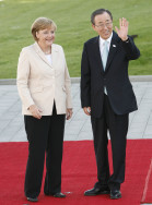 Bundeskanzlerin Angela Merkel begrüßt UN-Generalsekretär Ban Ki-moon