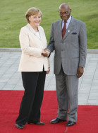 Bundeskanzlerin Angela Merkel begrüßt den Präsidenten des Senegal Abdoulaye Wade
