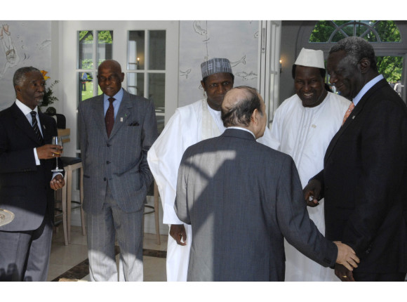 Die Afrika-Outreach Vertreter v.l.: Thabo Mbeki (Südafrika), Abdoulaye Wade (Senegal), Umaru Yar´Adua (Nigeria), Abdelaziz Bouteflika (Algerien), Alpha Konaré (AU) und John Kufuor (Ghana)