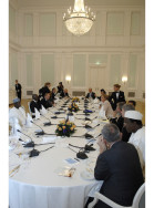 Arbeitsessen der G8 Staats- und Regierungschefs und der Outreach-Vertreter im Ballsaal