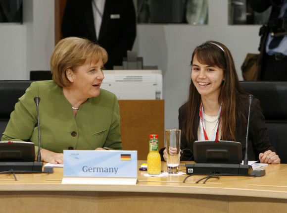 Die G8-Vorsitzende Angela Merkel mit ihrer ´Jugendlichen`