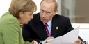 Im Anschluss an die Arbeitssitzung sprechen Bundeskanzlerin Angela Merkel und Russlands Präsindent Wladimir Putin auf der Terrasse.