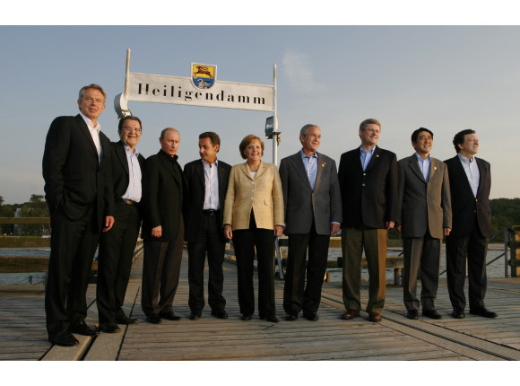 Familienfoto der G8 Staats- und Regierungschefs auf der Seebrücke in Heiligendamm, v.l., Tony Blair (Großbritannien), Romano Prodi (Italien), Wladimir Putin (Russland), Nicolas Sarkozy (Frankreich), Angela Merkel, George W. Bush (USA), Stephen H....