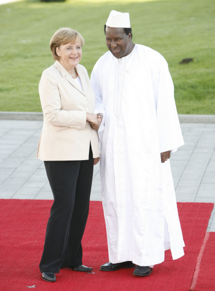 German Chancellor Angela Merkel welcomes the Chairman of the Commission of the African Union Alpha Oumar Konaré