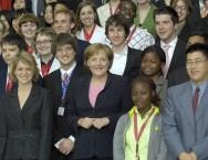Bundeskanzlerin Merkel mit Jugendlichen des J8-Gipfels