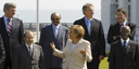 Bundeskanzlerin Merkel beim G8 Gruppenfoto mit den Afrika Outreach-Vertretern
