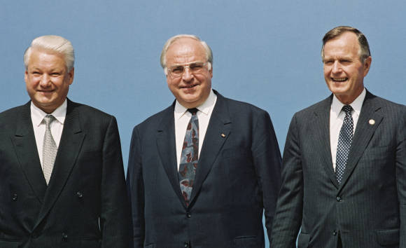 V.l. Russlands Präsident Boris Jelzin, Bundeskanzler Helmut Kohl und der amerikanische Präsident George Bush beim G-7-Gipfeltreffen der Staats- und Regierungschefs.