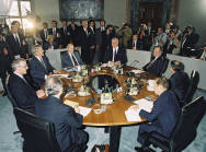 Bundeskanzler Helmut Kohl leitet 1992 die Gespräche der Staats- und Regierungschefs der sieben führenden westlichen Industrienationen.