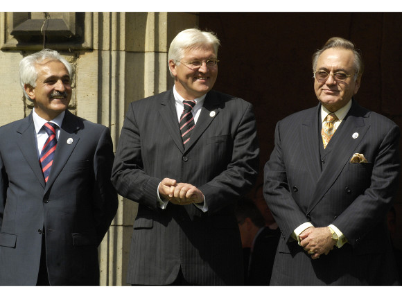 Federal Foreign Minister Steinmeier with his Afghan opposite number Rangin Dadfar Spanta and Pakistan's Foreign Minister Khurshid Mahmud Kasuri (r.)